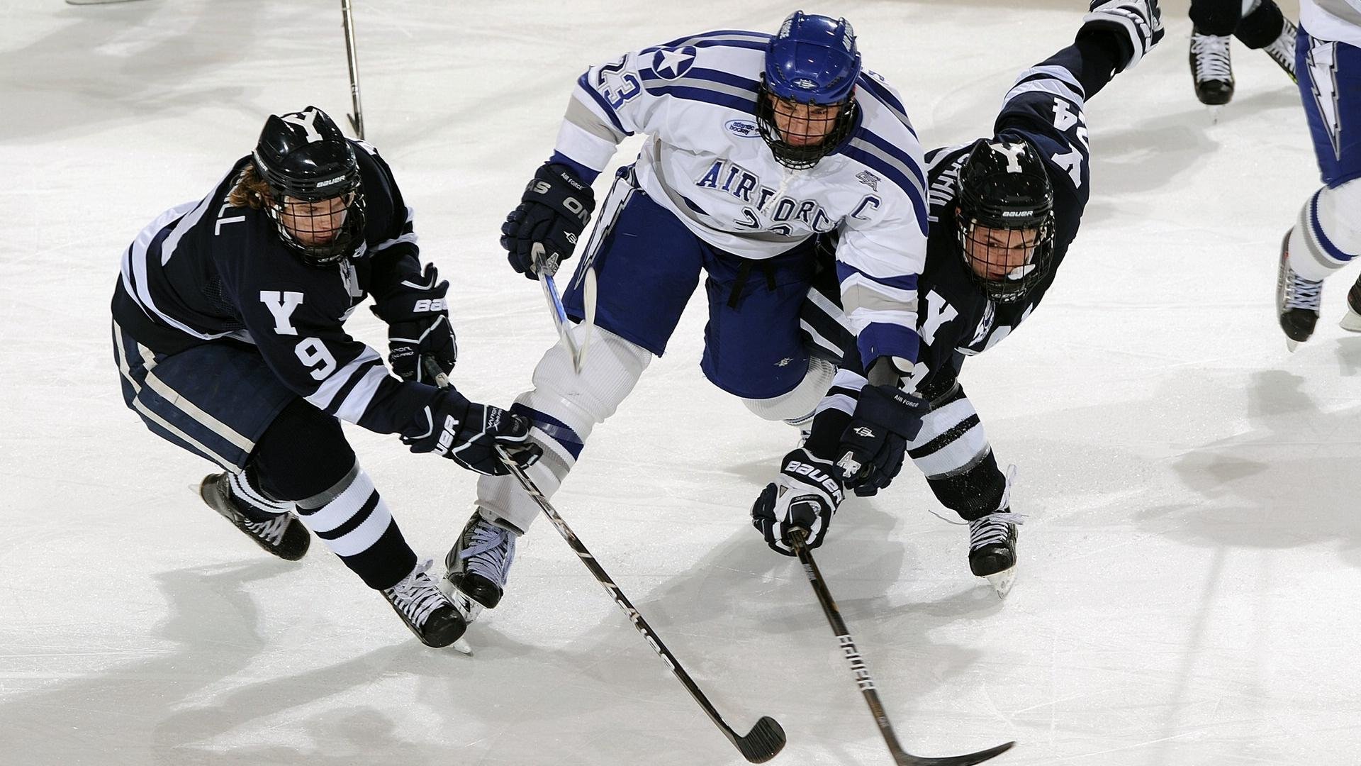 冰球联赛激战正酣,豪门对决引爆赛场,新秀表现抢眼