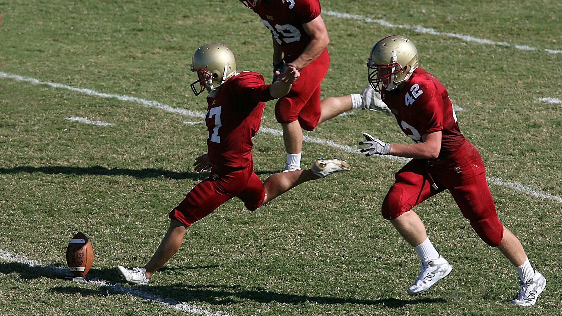 惊魂一刻！迪涅与马丁内斯激烈碰撞血染赛场，头部重创后顽强坚持引关注