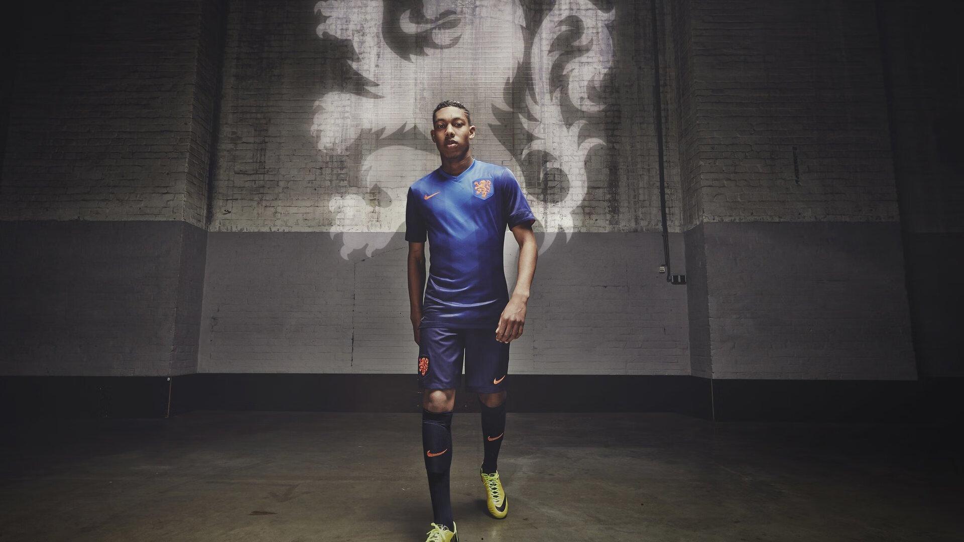 伯纳乌温情致敬！巨型TIFO重现巴斯克斯儿时观战梦，忠诚赞歌响彻欧冠之夜