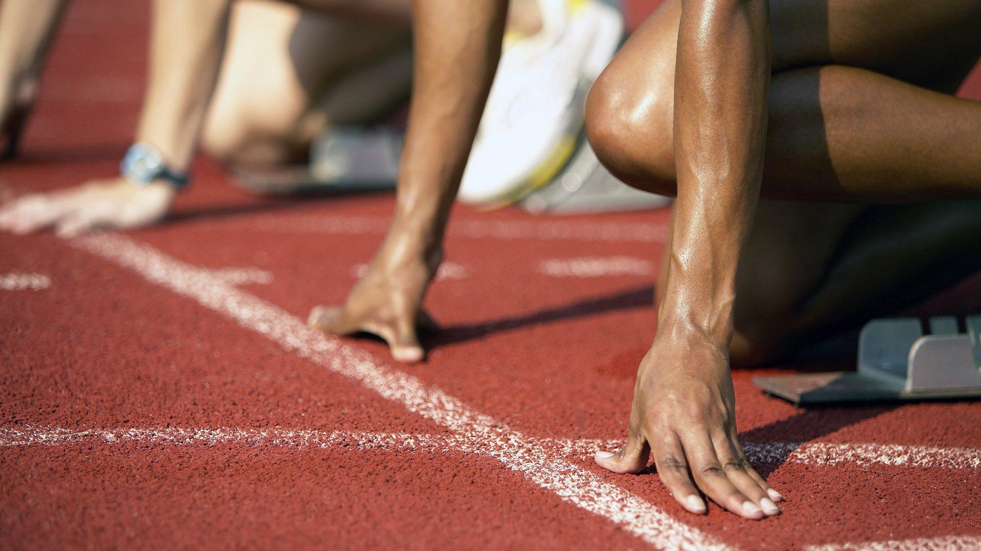 莱昂尼接受膝盖手术成功，社交媒体报平安誓言强势回归